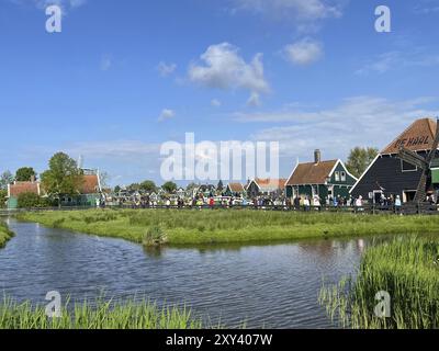 Zaandam, Niederlande. 30. April 2024. Touristen im Zaanse Schans. Typisch Niederländisch: Holzschuhe, Tulpen und Windmühlen Stockfoto