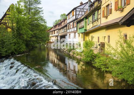 Traditionelle französische Fachwerkhäuser am Flussufer im wunderschönen elsässischen Dorf Kaysersberg, Frankreich, Europa Stockfoto