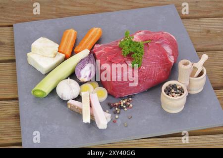 Rinderfilet mit Suppengemüse Stockfoto