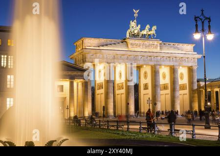 Dekorative Quadriga, Brandenburger Tor, entworfen von dem Architekten Carl Gotthard Langhans, Berlin, Deutschland, Europa Stockfoto