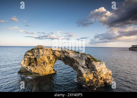 Natürlicher Felsbogen es Pontas, Santanyi, Balearen, Spanien, Europa Stockfoto