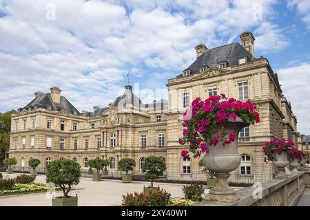 Blick auf den Jardin du Luxembourg mit Schloss in Paris, Frankreich, Europa Stockfoto