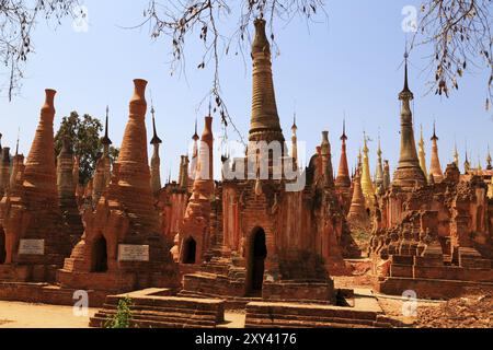 Einige der 1054 Pagoden des in-dein Pagoda Forest am Inle Lake Stockfoto