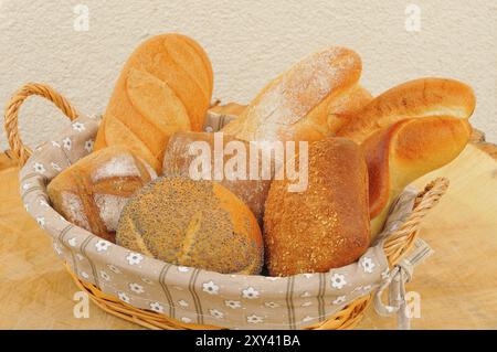 Verschiedene Brötchen in einem Brotkorb Stockfoto