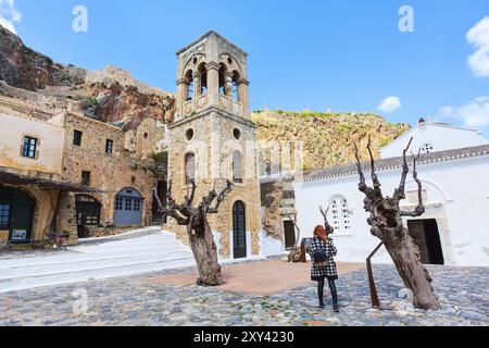 Monemvasia, Griechenland, 31. März 2019: Straßenpanorama mit alten Häusern und Kirche Elkomenos Christos in der antiken Stadt, Peloponnes, Griechenland, Europa Stockfoto