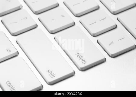 Nahaufnahme der weißen Tastatur mit der Eingabetaste im Fokus Stockfoto