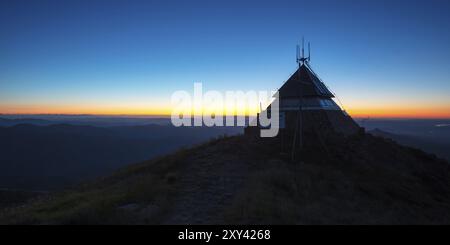 Der Blick bei Sonnenuntergang vom Gipfel des Mt Buller über die Victorianischen Alpen im Victorian High Country, Australien, Ozeanien Stockfoto