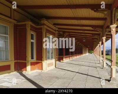 Der Bahnsteig des Haapsalu Bahnhofs war mit 214 Metern der längste überdachte Bahnsteig in Europa zum Zeitpunkt seines Baus. Der Bahnsteig Stockfoto