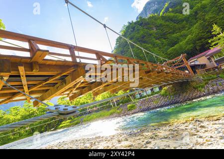 Flacher Blick von der Kappa-Bashi-Brücke über das klare Wasser des Flusses Azusa mit Bergen und Himmelshintergrund am Morgen in Kamikochi, N Stockfoto