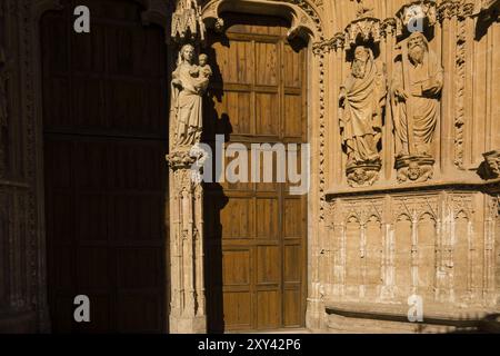 Imagen de la virgen con el nino, Portal del mirador, Basilica de Santa Maria de Palma de Mallorca, iniciada en 1229, Palma, Mallorca, baleari Stockfoto