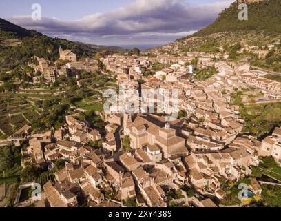 Luftaufnahme von Valldemossa, Kirche Sant Bartomeu, Cartuja und der Palast des Königs Sancho, Valldemossa, Sierra de Tramuntana, Mallorca, Balearen, sp Stockfoto