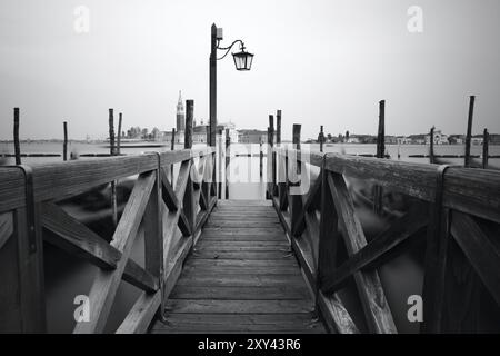 Schwarzweißfoto von Venedig am Meer. Venedig, Italien, Europa Stockfoto