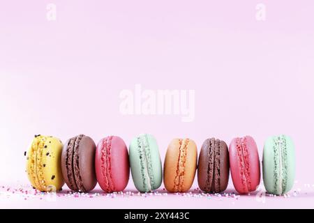 Bunte französische Macarons auf rosa Hintergrund traditioanal Wüste in Frankreich Stockfoto