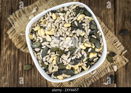 Mixed Seeds (Nahaufnahme, selektiver Fokus) auf Vintage-Holz-Hintergrund Stockfoto