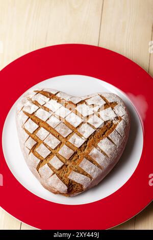 Hausgemachtes Roggenbrot in Herzform Stockfoto