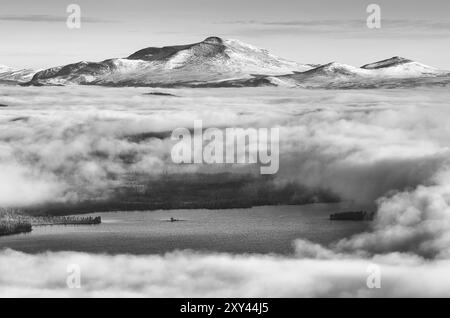 Morgennebel über dem Isteren-See, Engerdalsfjellet, Hedmark Fylke, Norwegen, Oktober 2011, Europa Stockfoto