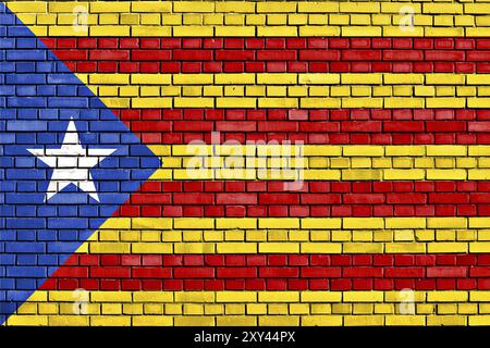 Flagge der katalanischen Unabhängigkeitsbewegung auf Ziegelwand gemalt Stockfoto