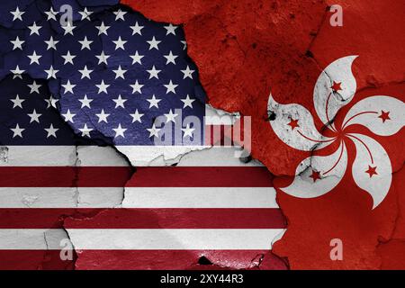 Flaggen von USA und Hongkong auf gerissener Wand gemalt Stockfoto