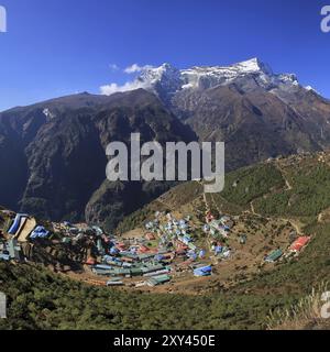 Namche Basar und Berg. Dorf im Everest Nationalpark, Nepal, Asien Stockfoto