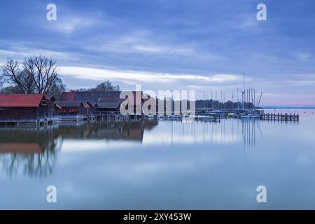 Bootshäuser bei Tagesanbruch in Diessen am Ammersee Stockfoto