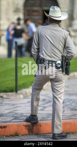 Polizist vor Fort Alamo in San Antonio Texas Stockfoto