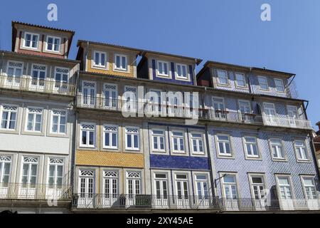 Historische Hausfassaden mit Fenstern, Balkonen und blauen Azulejos im historischen Zentrum von Porto, Portugal, Europa Stockfoto