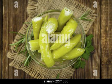 Frische grüne Chilis (mit Käse gefüllt) auf einem vintage Hintergrund (Nahaufnahme) Stockfoto