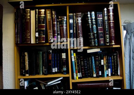 Mishnah Bücher in einer Jeschiwa in Geula, Jerusalem, Israel. Stockfoto