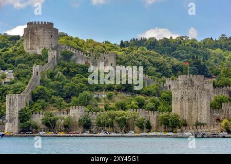 Alten Mauern am Bosporus zur Zeit der Kreuzzüge in Istanbul durch das Osmanische Reich verwendet, um die Stadt gegen die Angriffe zu verteidigen. Stockfoto