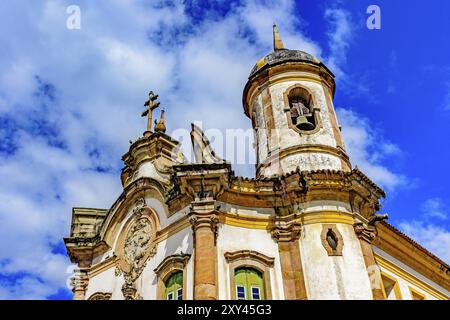 Alte katholische Kirche Fassade aus dem 18. Jahrhundert Ansicht von unten und in der Mitte der berühmten und historischen Stadt Ouro Preto in Minas Gera Stockfoto