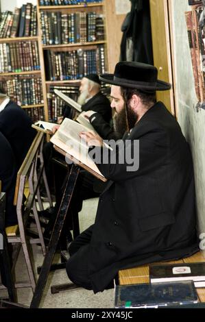 Eine orthodoxe Jeschiwa im Mea-Shearim-Viertel in Jerusalem, Israel. Stockfoto