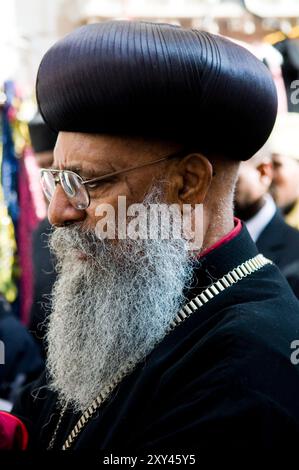 Äthiopisch-orthodoxe Priester spazieren auf der Via Dolorosa während der Karfreitagsferien in der Altstadt von Jerusalem. Stockfoto