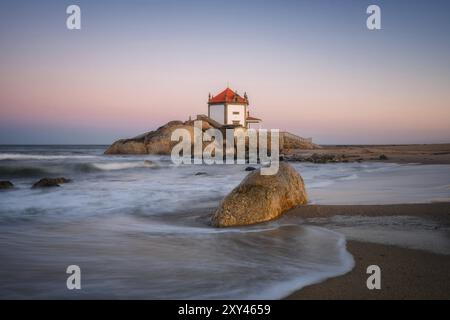 Senhor da Pedra berühmte Kapelle am Strand in Miramar, Portugal, Europa Stockfoto