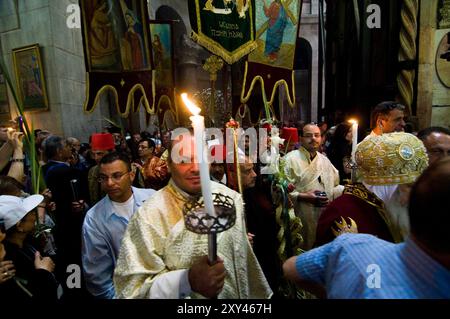 Koptische Priester in der Palmensonntagsprozession um die Ädikel in der Grabeskirche in der Altstadt von Jerusalem. Stockfoto