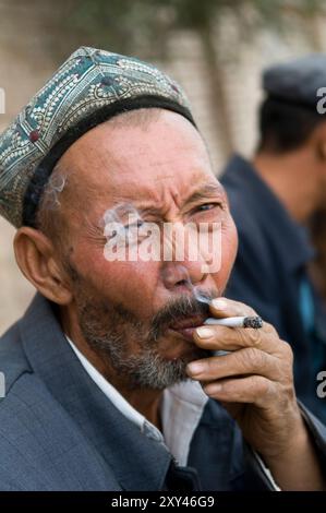 Porträt eines uigurischen Mannes, aufgenommen in der Altstadt von Kashgar, Xinjiang, China. Stockfoto