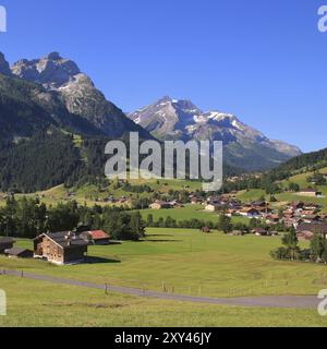 Dorf Gsteig in der Nähe von Gstaad und hohen Bergen Stockfoto