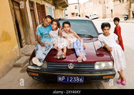 Uigurische Kinder in der Altstadt von Kashgar, Xinjiang, China. Stockfoto