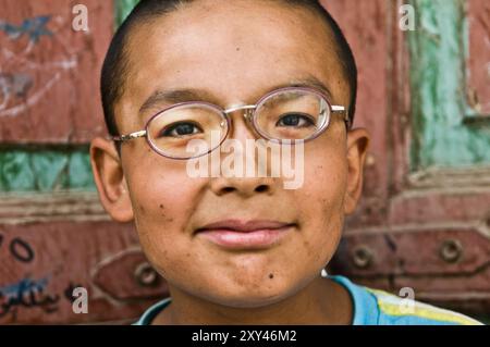 Porträt eines uigurischen Jungen, aufgenommen in der Altstadt von Kashgar, Xinjiang, China. Stockfoto