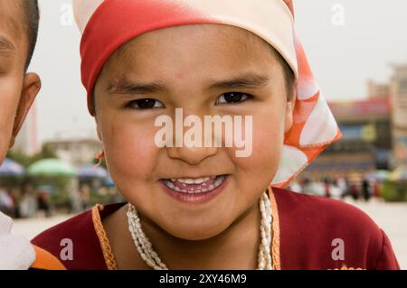 Uigurische Kinder in der Altstadt von Kashgar, Xinjiang, China. Stockfoto