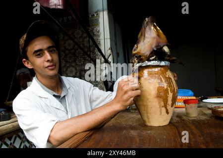 Schaf-Köpfe (in der Regel in einem speziellen Topf gedünstet) sind sehr beliebt Speiselokal in Marokko und den Maghreb-Staaten. Stockfoto