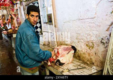 Eine Metzgerei in der Medina in Meknes, Marokko. Stockfoto