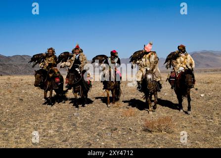 Kasachische eagle Jäger und ihre Steinadler in der Altai-Region von Bayan-Ölgii in der westlichen Mongolei. Stockfoto