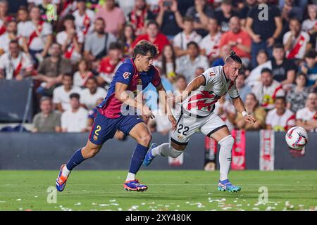 Madrid, Spanien. August 2024. Pau Cubarsi (L) vom FC Barcelona und Alfonso Pacha Espino (R) von Rayo Vallecano im Rahmen des Fußballspiels La Liga EA Sports Week 3 2024/2025 zwischen Rayo Vallecano und FC Barcelona im Estadio de Vallecas. Endergebnis: Rayo Vallecano 1:2 FC Barcelona Credit: SOPA Images Limited/Alamy Live News Stockfoto