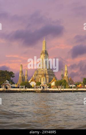 Wat Arun, der Tempel der Morgenröte, steht am Fluss Chao Phraya am Morgen Sonnenaufgang mit einem feurigen roten Himmel in Bangkok, Thailand, Asien Stockfoto