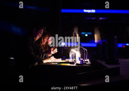 Buenos Aires, Argentinien. August 2024. Die Moderatoren des Finales der Tango-Weltmeisterschaft 2024 sitzen hinter der Bühne. Kredit: Florencia Martin/dpa/Alamy Live News Stockfoto