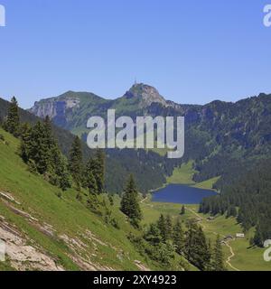 Sommerszene im Kanton Appenzell. Reiseziel hoher Kasten und Samtisersee Stockfoto