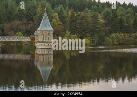 Am Abend Blick auf die Pontsticill Behälter und Ventil Turm in der Nähe von Merthyr Tydfil, Mid Glamorgan, Wales, Großbritannien Stockfoto