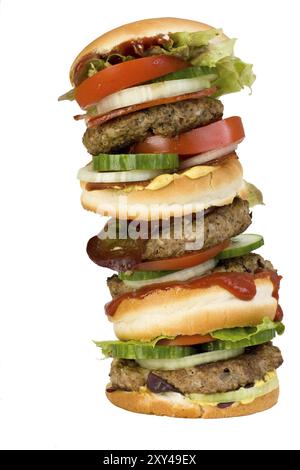 Ein hausgemachter Vierfach-Hamburger, isoliert auf weißem Hintergrund Stockfoto