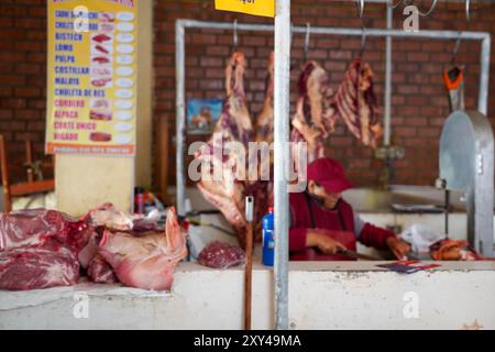 Rohes Fleisch und Schweinekopf zum Verkauf am Butcher Stand in Pisac Marketplace, Sacred Valley, Peru Stockfoto