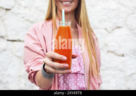 Ernährung Ernährung mit detox Saft. Gesunde Frau mit frischem Saft Flasche grün Detox-smoothie posieren. Nahaufnahme der gerne schöne Mädchen mit frischen anbringen Stockfoto